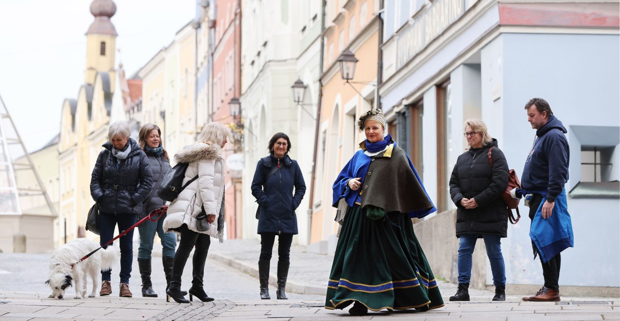Historische F&uuml;hrung in der Altstadt, &copy; Burghauser Touristik