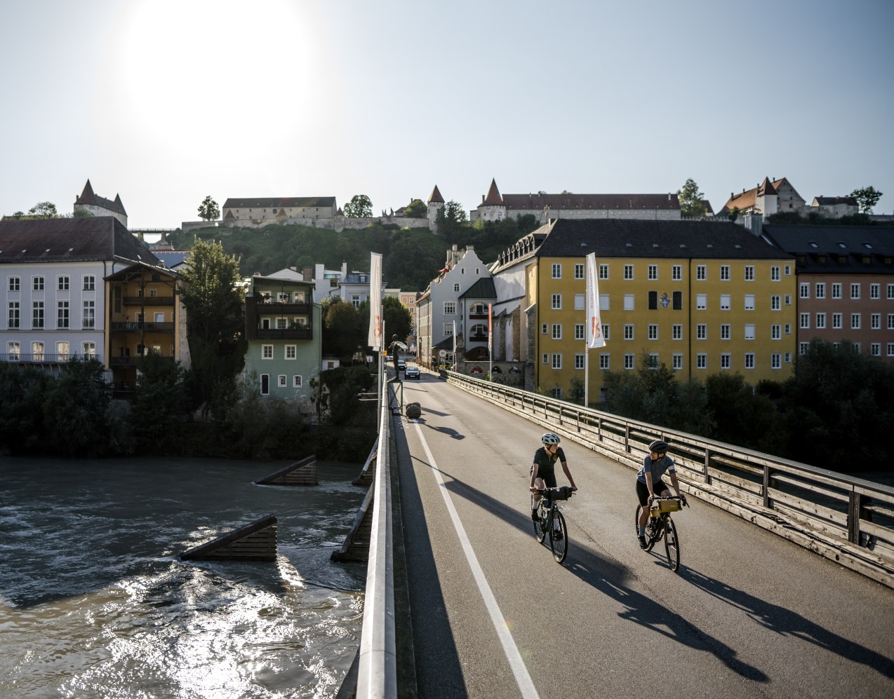 Radler auf der Salzachbrücke Burghausen, © Inn-Salzach Tourismus