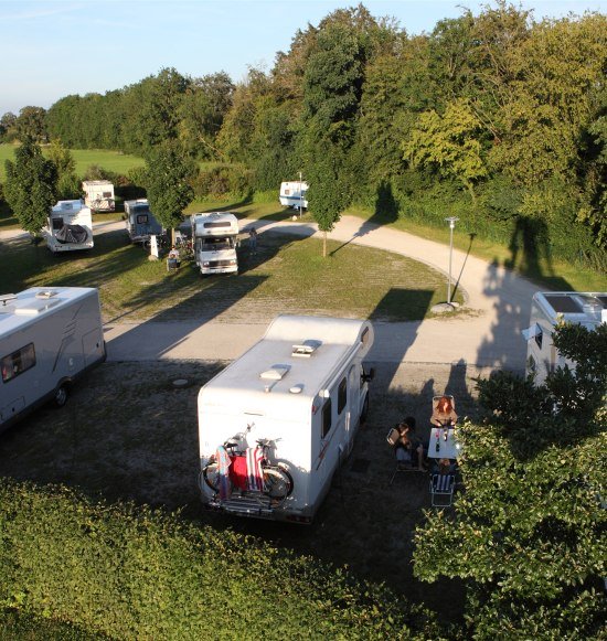 Wohnmobile auf dem Wohnmobilstellplatz in Burghausen, &copy; Burghauser Touristik GmbH