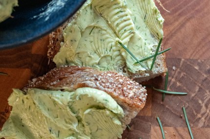 Brot mit Douglasienbutter und Schnittlauch, &copy; Inn-Salzach Tourismus