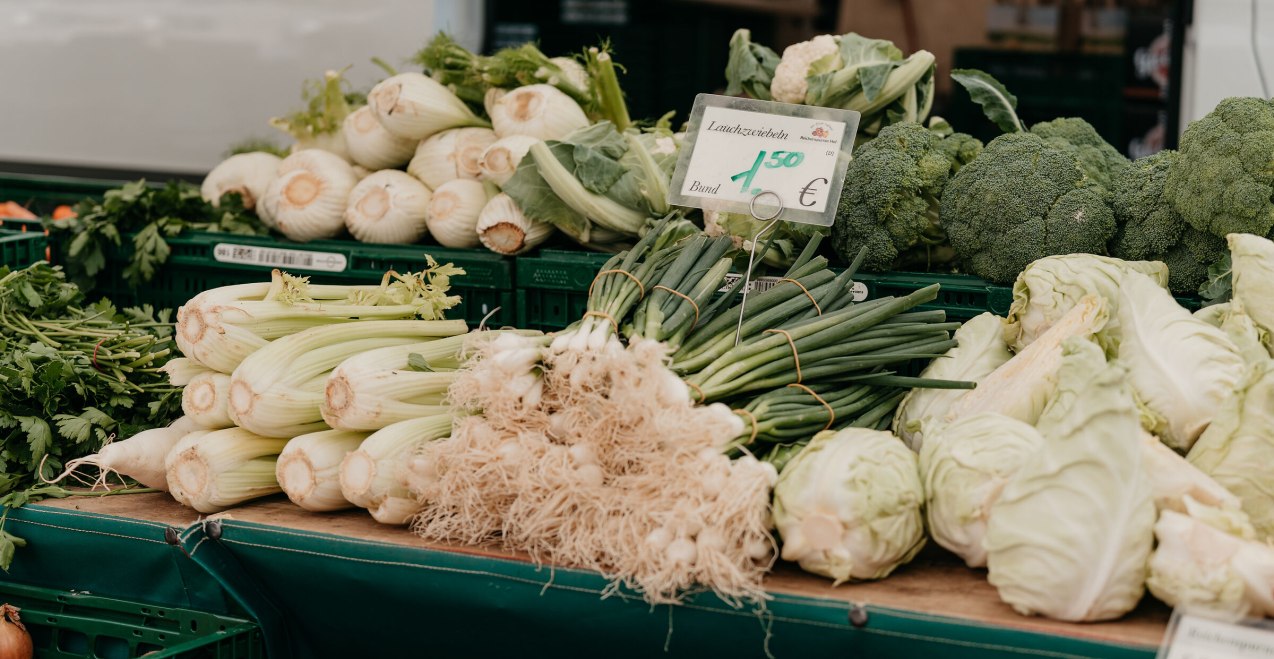 Gemüse wird auf dem Markt präsentiert, © Inn-Salzach Tourismus