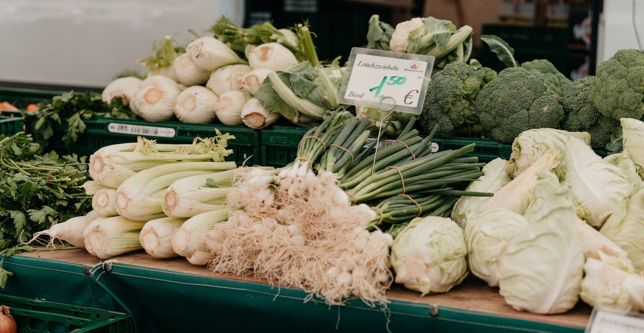 Gem&uuml;se wird auf dem Markt pr&auml;sentiert, &copy; Inn-Salzach Tourismus