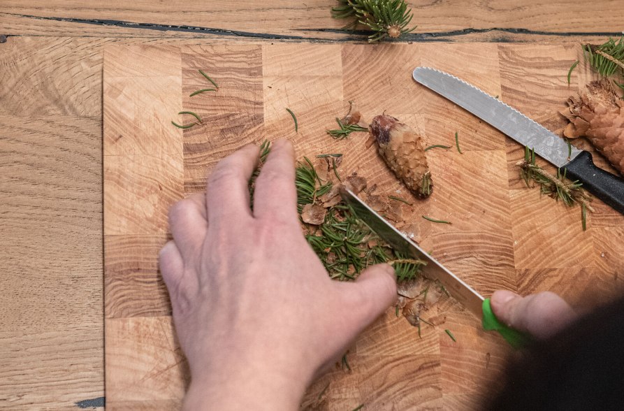 Duglasiennadeln werden mit Messer klein geschnitten, © Inn-Salzach Tourismus