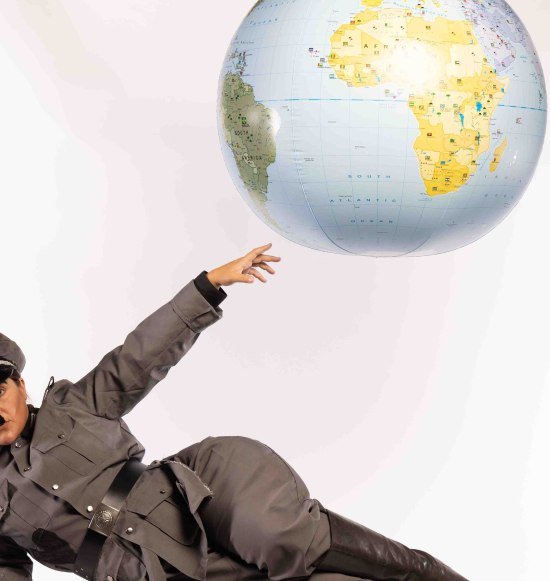 Diktator zeigt liegend auf Erdkugel, &copy; Theater f&uuml;r die Jugend