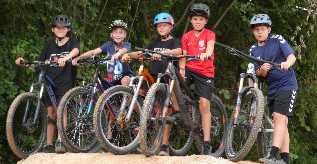Junge Radfahrer auf dem Pumptrack in Perach, © ILE-Holzland