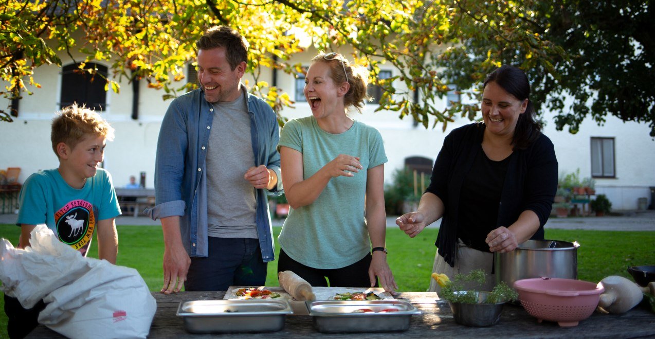 Familie beim gemeinsamen Kochkurs, &copy; Inn-Salzach Tourismus