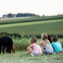 Kinder beobachten Alpakas, &copy; Inn-Salzach Tourismus