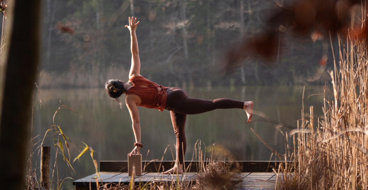 Frau macht Yoga auf einem Steg, © Sonja Steidl