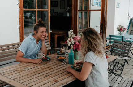 Zwei Frauen beim Kaffeetrinken, &copy; Inn-Salzach Tourismus