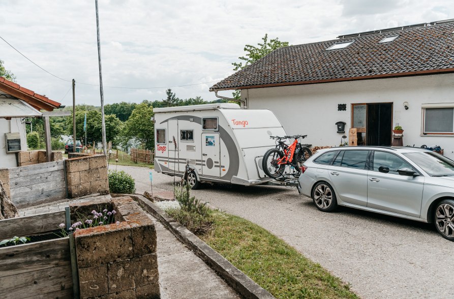 Auto mit Wohnwagen kommt an am Campingplatz am Marktler Badesee, &copy; Inn-Salzach Tourismus