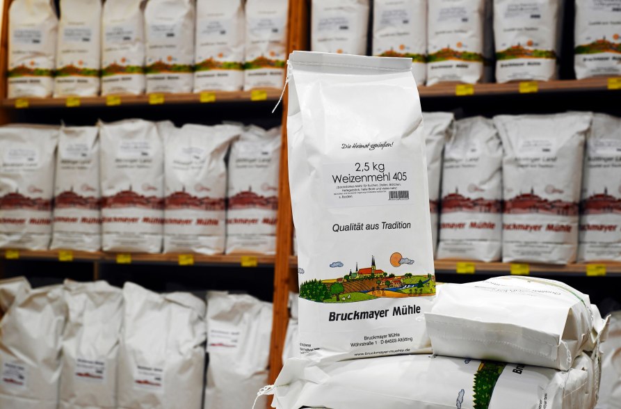 Mehlsortiment im Regal, © Bruckmayer Mühle