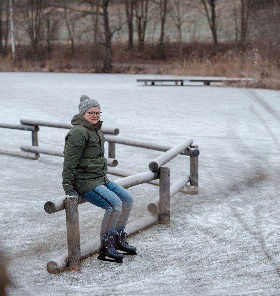 Frau mit Schlittschufen auf dem gefrorenen Marklter Badesee, &copy; Inn-Salzach Tourismus