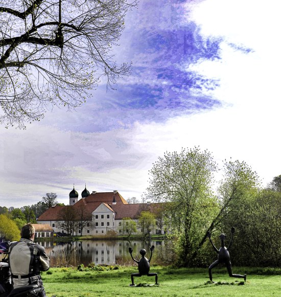 Motorradfahrer vor dem Kloster Seeon am Chiemsee
