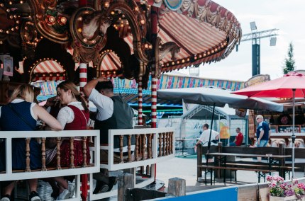Voll besetztes Fahrgesch&auml;ft auf dem Volksfest, &copy; Inn-Salzach Tourismus