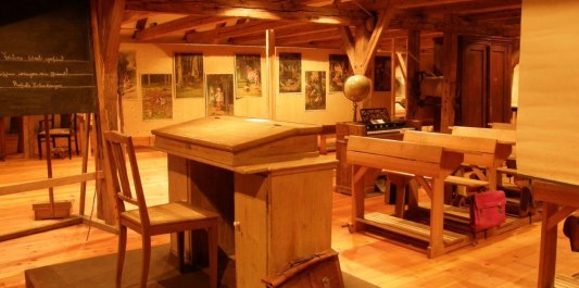 Schulbänke im Schulmuseum Neumarkt-St Veit, © Verwaltungsgemeinschaft Neumarkt-Sankt Veit