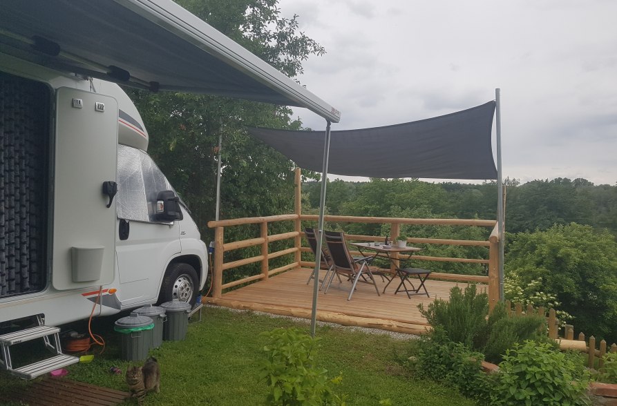Stellplatz mit Terrasse am Marktler  Badesee, &copy; Brigitte Baier