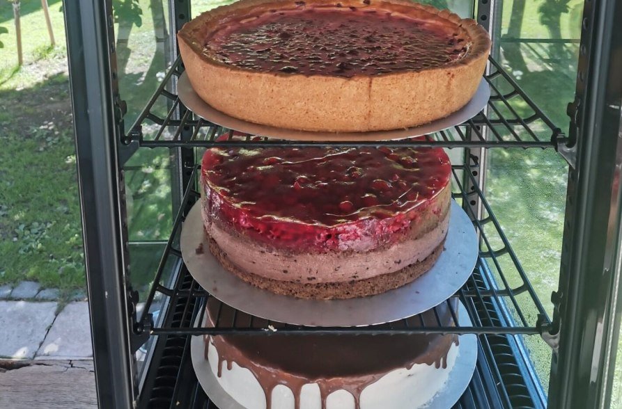 Tortenauswahl in Glaskasten, &copy; Singerhof