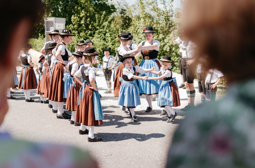 Kinder und Jugendliche f&uuml;hren einen Volkstanz auf, &copy; Inn-Salzach Tourismus