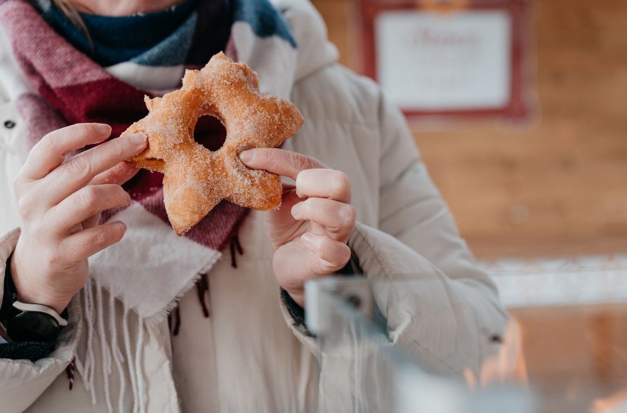 Zimtstern auf dem Christkindlmarkt Altötting, © Inn-Salzach Tourismus