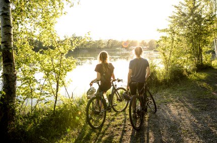 Radler am Marktler Badesee, &copy; Inn-Salzach Tourismus