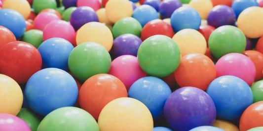 Bunte B&auml;lle im B&auml;llebad, &copy; Inn-Salzach Tourismus