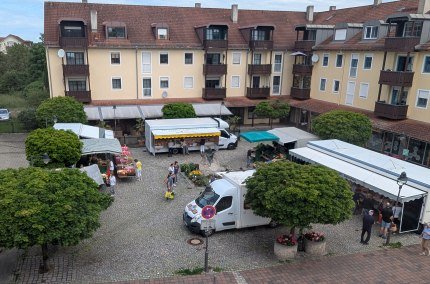 Marktstände auf dem Wochenmarkt in Garching, © Gemeinde Garching a. d. Alz