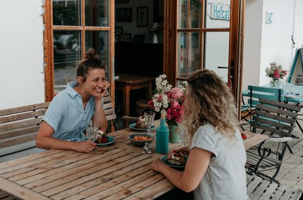 Frauen beim Kaffeeklatsch im Hofcafe, &copy; Inn-Salzach Tourismus