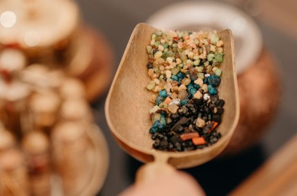 Weihrauchmischung auf Schaufel, &copy; Inn-Salzach Tourismus