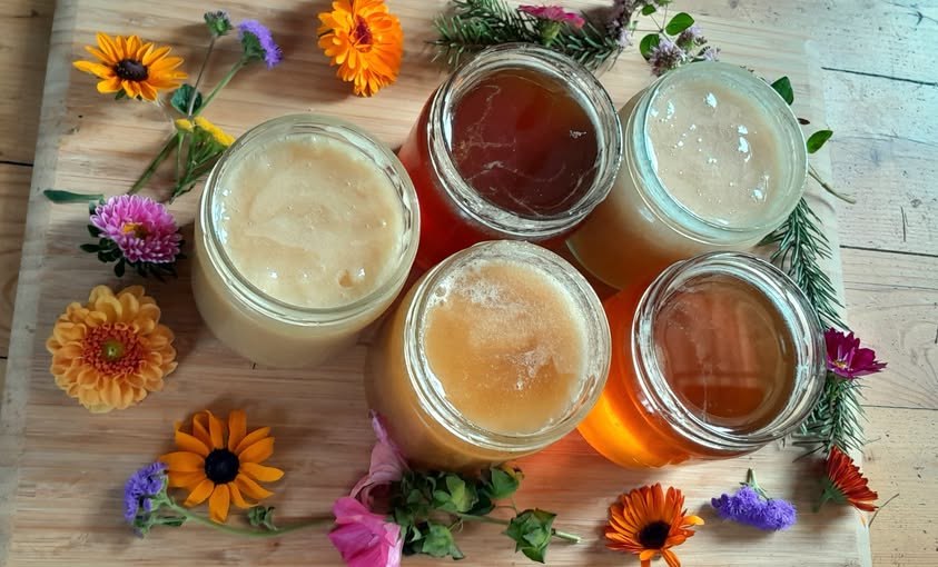 Honiggläser mit Blumen dekoriert, © Daniela Ehm