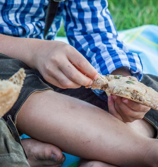Kinder essen frisches Brot, © Inn-Salzach Tourismus