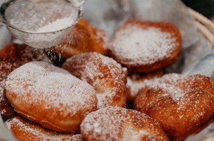 Faschingskrapfen mit Puderzucker, © Inn-Salzach Tourismus