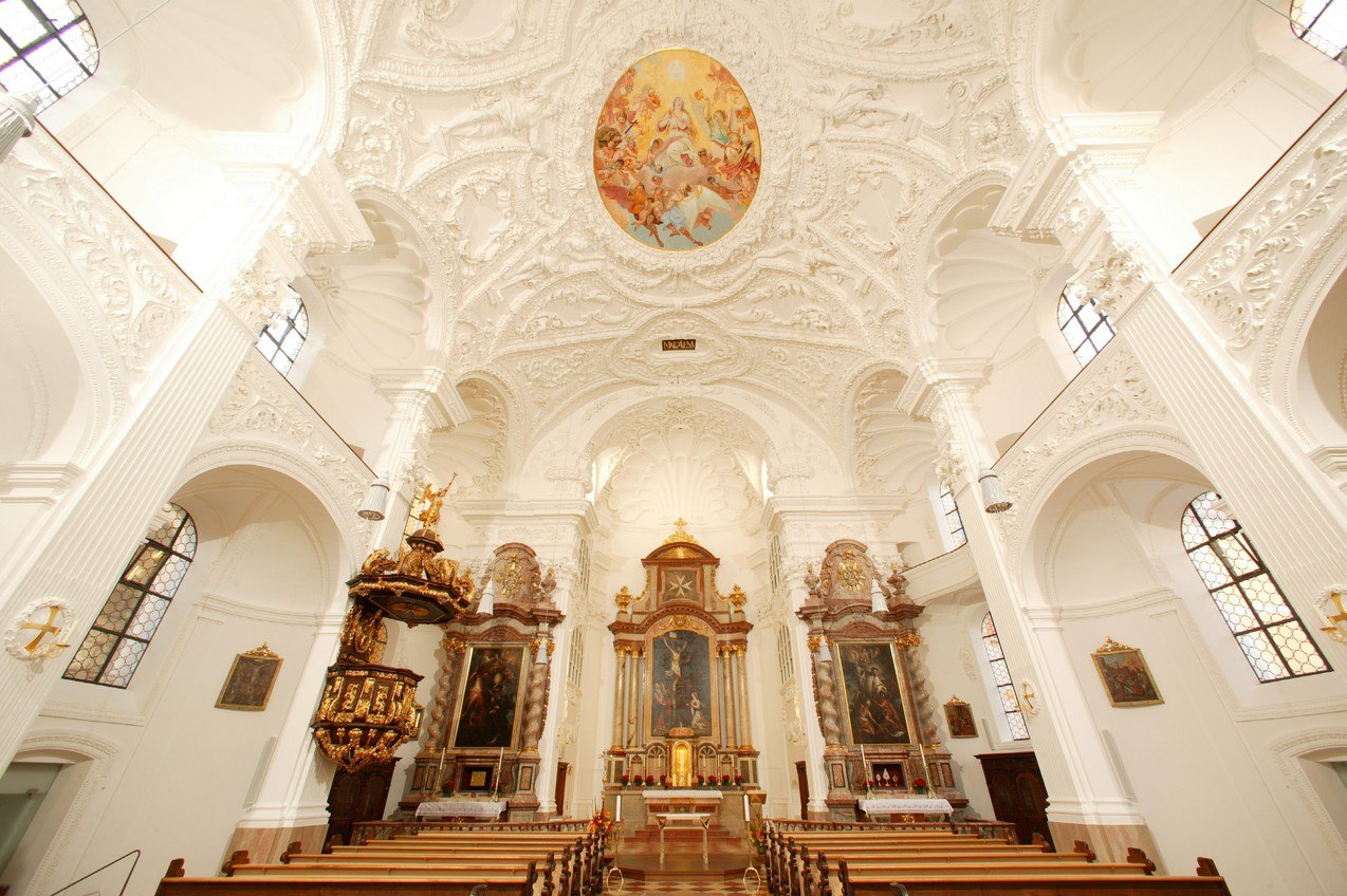 Der Innenraum der Kapuzinerkirche und des Klosters St. Magdalena auf dem Altöttinger Kapellplatz, © Tourismusbüro Altötting
