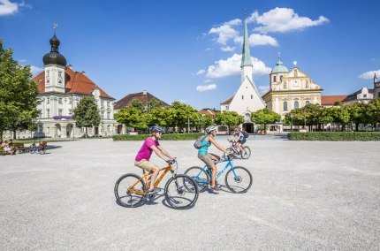 Radler am Kapellplatz in Altötting