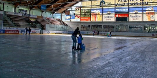 Besucher in der Raiffeisen Arena Waldkraiburg, &copy; Raiffeisen Arena Waldkraiburg
