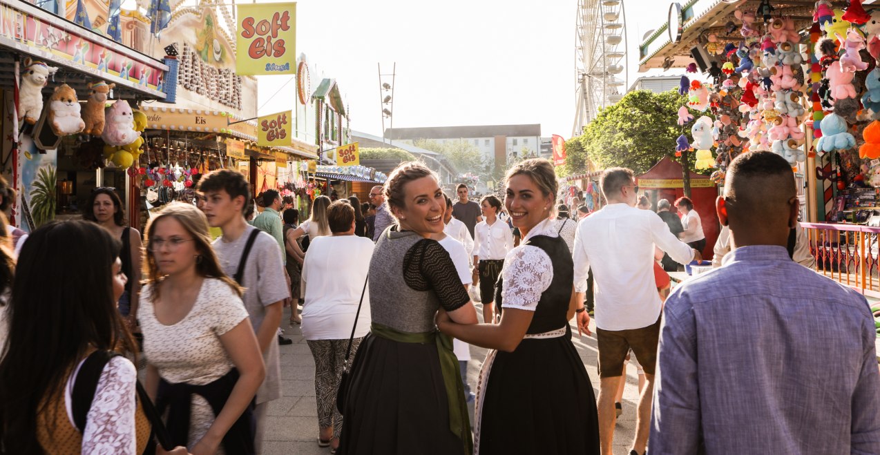 Besucher auf der Maiwiesn, © Werbering Burghausen