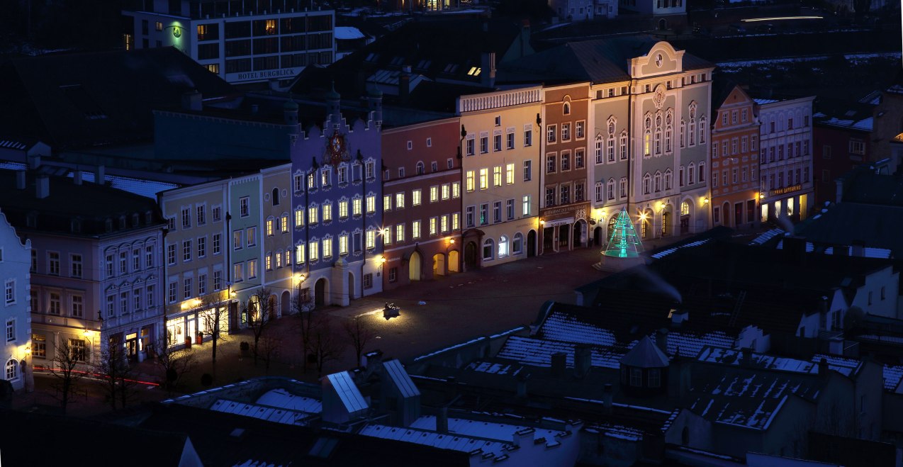 Weihnachtsbeleuchtung in der Altstadt Burghausen, &copy; Burghauser Touristik