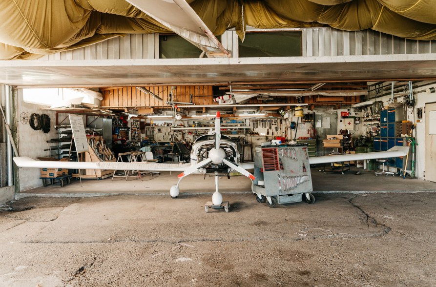 Werkstatt mit Segelflugzeug am Flugplatz Alt&ouml;tting, &copy; Inn-Salzach Tourismus