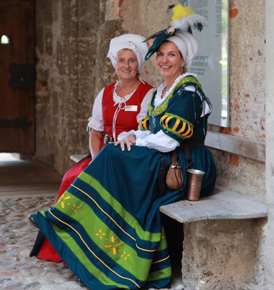 Burgf&uuml;hrung auf der Burghauser Burg in historischem Gewandt, &copy; Burghauser Touristik