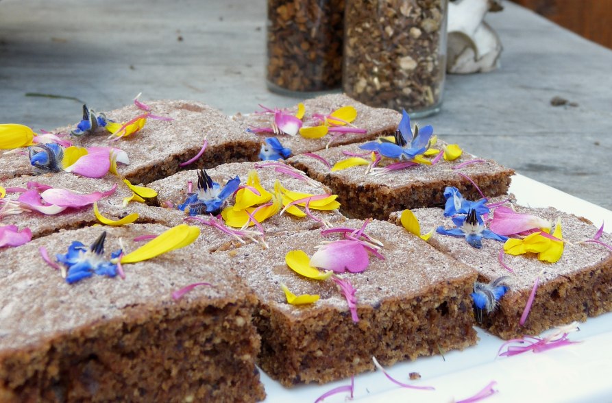 Wurzelkuchen mit Bl&uuml;ten dekotiert und in St&uuml;cke geschnitten, &copy; Inn-Salzach Tourismus