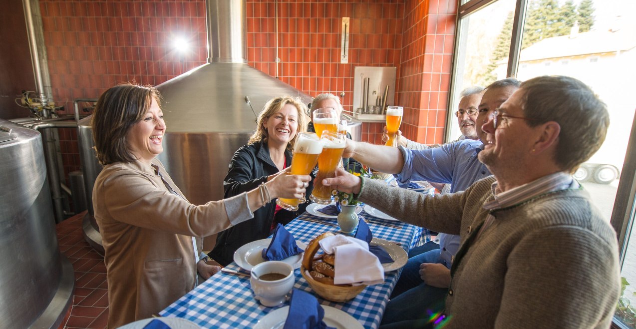 Anstoßen mit Bier, © Inn-Salzach Tourismus