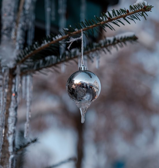Weihnachtskugel mit Eiszapfen, &copy; Inn-Salzach Tourismus