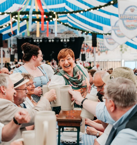 Ansto&szlig;en auf dem Volksfest, &copy; Inn-Salzach Tourismus