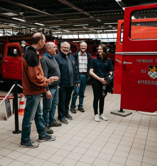 Gruppe bei einer Führung im Feuerwehrmuseum Bayern, © Inn-Salzach Tourismus