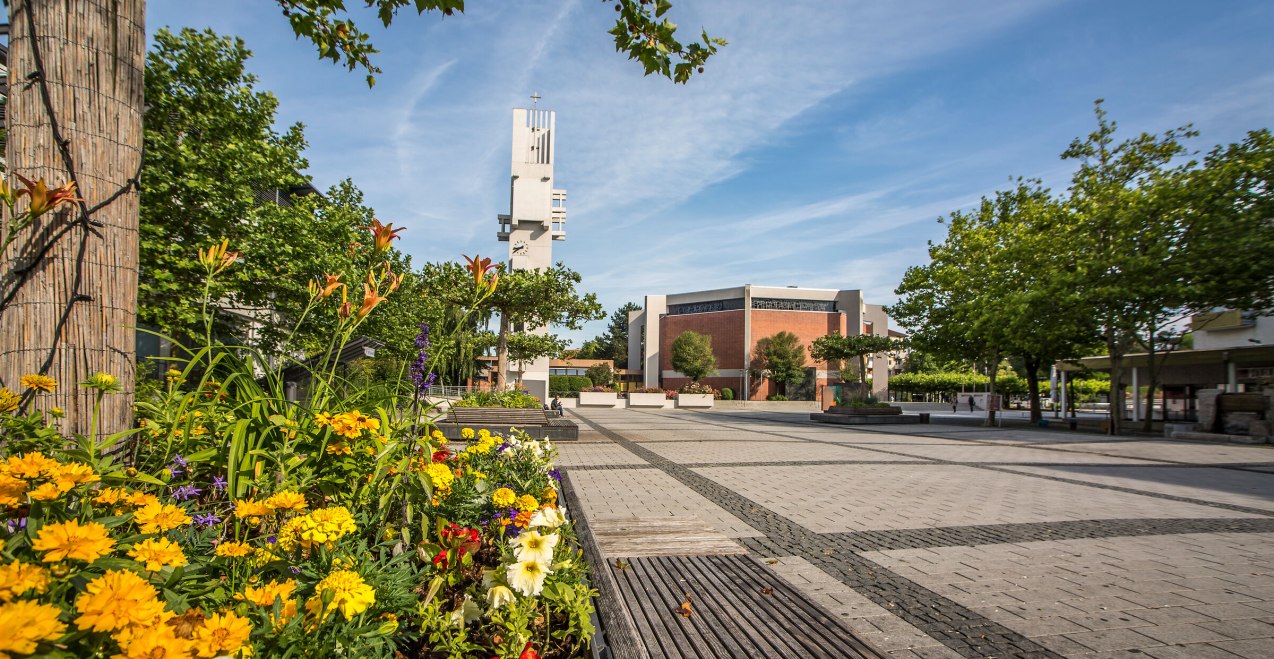 Blumen im Vordergrund Stadt Waldkraiburg im Hintergrund, &copy; Inn-Salzach Tourismus