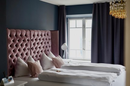 Turmsuite Bett Hotel M&uuml;hldorf, &copy; Hotel M&uuml;hldorf