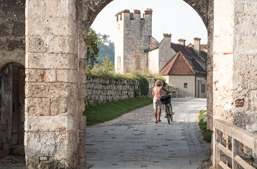Burgtor Burghausen Radfahrer, © Inn-Salzach Tourismus