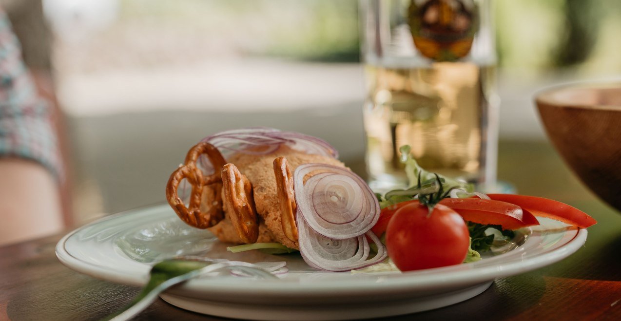 Obadzda auf Teller mit Zwiebeln und Tomaten, &copy; Inn-Salzach Tourismus