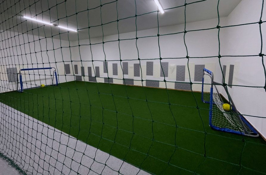 Indoor-Fu&szlig;ballplatz im Magic Kids MIALAND Waldkraiburg, &copy; Magic Kids MIALAND