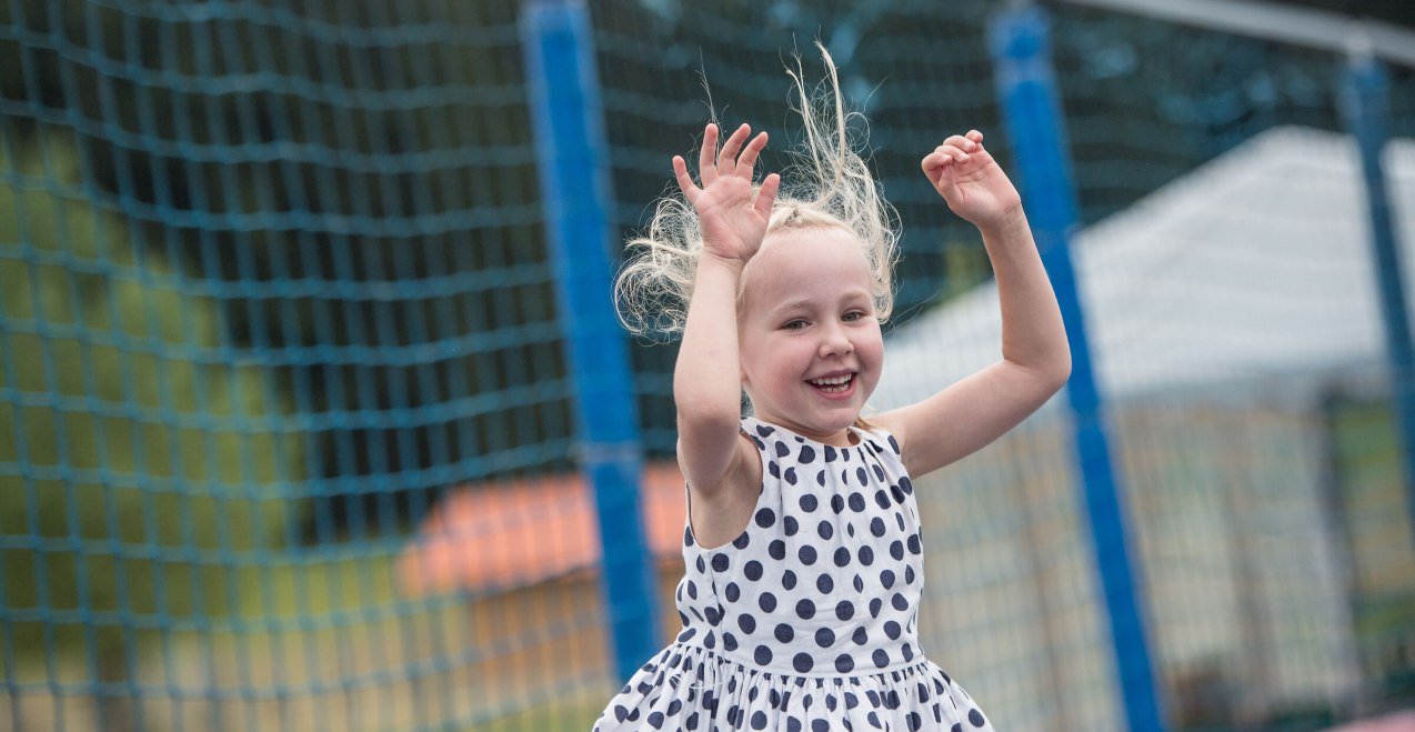 Kind springt im Trampolin, © Inn-Salzach Tourismus