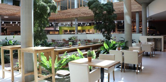 Tische und Stühle im Feinsinn Mühldorf, © Feinsinn - Bioladen & Genussküche